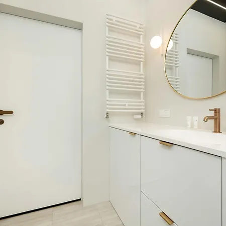 Stylish Air-conditioned With Balcony In By Renters شقة *