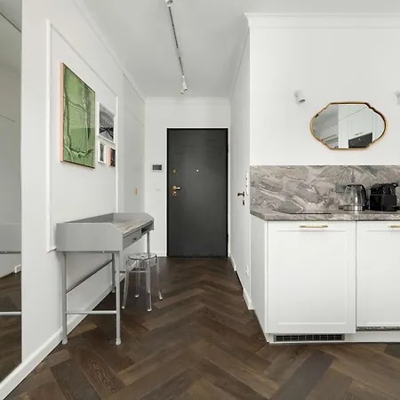 Appartamento Stylish Air-conditioned With Balcony In By Renters
