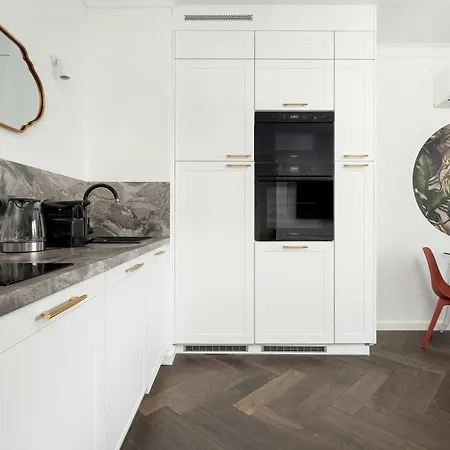 Appartamento Stylish Air-conditioned With Balcony In By Renters